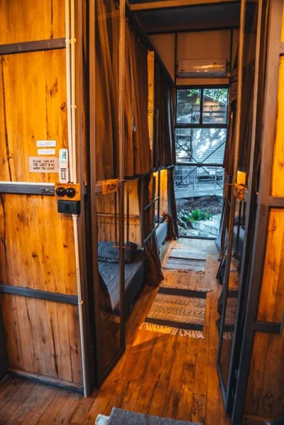 Litera en dormitorio femenino — Warehouse Hostel Koh Tao